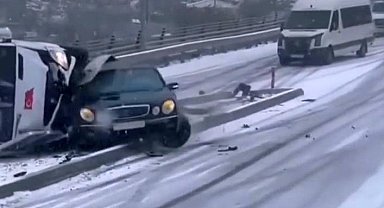 Yollar buz pistine döndü, minibüs devrildi, otomobil refüje çıktı