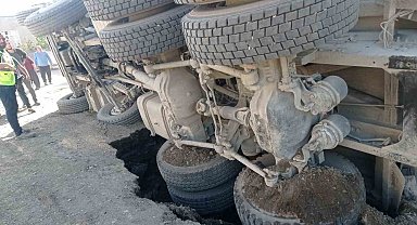 Yolun çökmesiyle kum yüklü kamyon devrildi