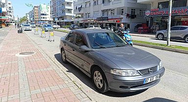 Yolun karşısına geçen yaya otomobilin aynasına çarparak yaralandı