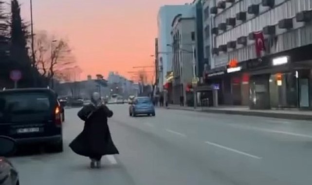 Yolun ortasında otomobili görenler şaştı kaldı