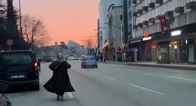 Yolun ortasında otomobili görenler şaştı kaldı