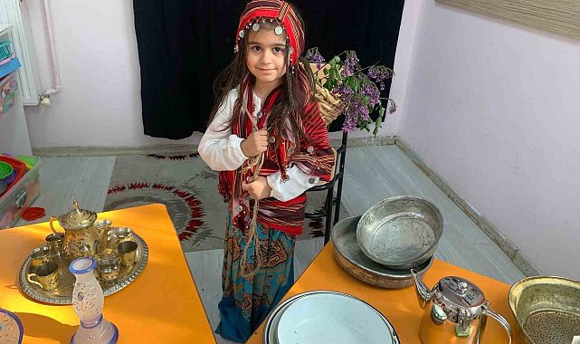 Yöresel kıyafetler miniklerin defilesiyle tanıtıldı