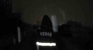 Yüksekova'da arıza onarım ve bakım ekibi, yoğun kar yağışına rağmen elektrik arızalarını gideriyor