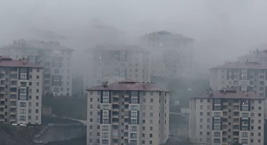Yüksekova'da binaların üzerini kaplayan yağmur bulutları kamerada