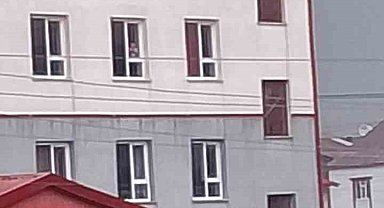 Yüksekova'da fırtına okulun çatısını uçurdu