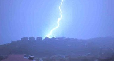 Yüksekova'da fırtına ve sağanak etkili oldu: Evlerin çatıları uçtu, yollar su altında kaldı