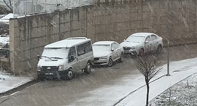 Yüksekova'da kar yağışı etkili oldu