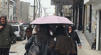 Yüksekova'da önce kar sonra yağmur etkili oldu