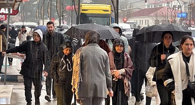 Yüksekova'da sağanak yağış etkili oldu