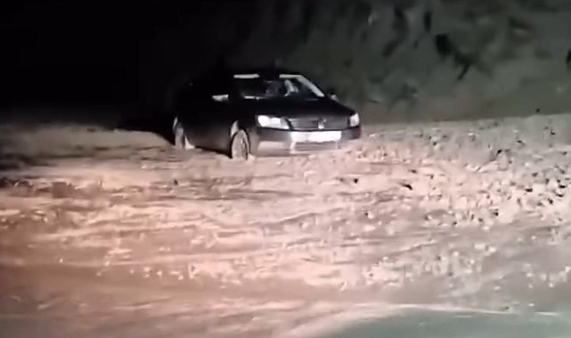 Yüksekova'da sel sularında mahsur kalan sürücüyü belediye ekipleri kurtardı