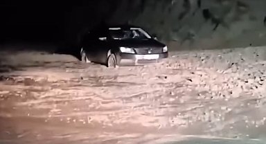 Yüksekova'da sel sularında mahsur kalan sürücüyü belediye ekipleri kurtardı