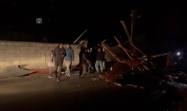 Yüksekova'da şiddetli fırtına: Çatılar uçtu, üzerine beton parçası düşen araç hasar gördü