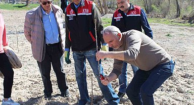 Yükümlüler ile meyve fidanlarında dikim budaması eğitimi yapıldı