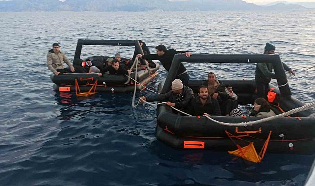 Yunanistan'ın can sallarında geri ittiği düzensiz göçmenler kurtarıldı