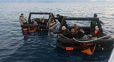 Yunanistan'ın can sallarında geri ittiği düzensiz göçmenler kurtarıldı