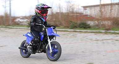 Zayn'a rakip Eskişehir'den çıktı: 3 yaşındaki Atakan motosikletiyle pistlerin tozunu attırıyor