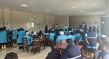 Zeytin fabrikasında çalışan kadınlara 'En iyi narkotik polisi anne' eğitimi