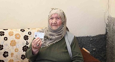 114 yaşındaki Makbule Nine'ye sağlık ekiplerinden doğum günü sürprizi