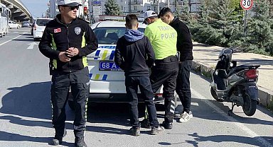 16 yaşında ehliyetsiz, plakasız ve kasksız motora bindi, 54 bin lira ceza yedi