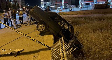 16 yaşındaki sürücü kaldırımdaki panoya çarptı