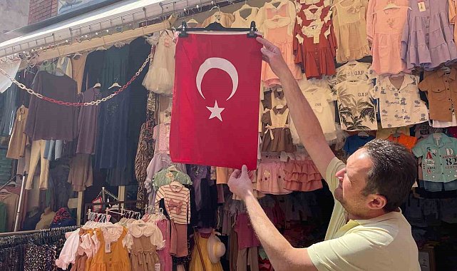 19 Mayıs'ta dükkânlar Türk bayraklarıyla donatıldı
