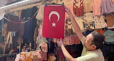 19 Mayıs'ta dükkânlar Türk bayraklarıyla donatıldı