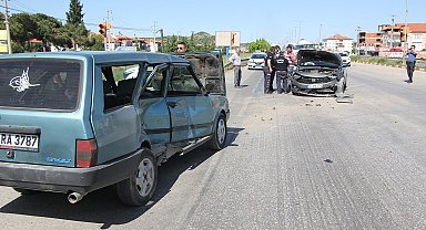 2 otomobil kavşakta çarpıştı: 1 yaralı