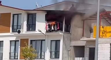 3 katlı binanın çatı katı alevlere teslim oldu