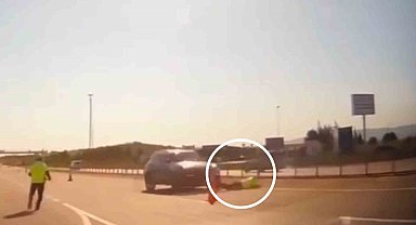 'Dur' ihtarına uymayan sürücü, polis memuruna çarpıp kaçtı: O anlar kamerada