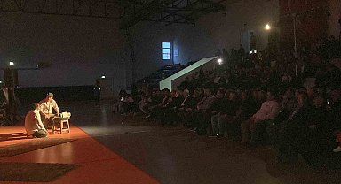 'Misafir' oyunu raylar yerine salonda Karslılarla buluştu