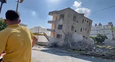 4 katlı bina iş makinesinin darbesiyle yerle bir oldu