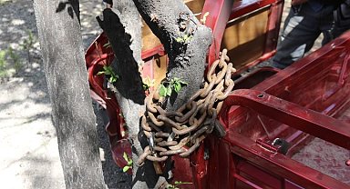 4 kilidi kırılıp çalınan motosikletini bu kez gemi zinciriyle bağladı
