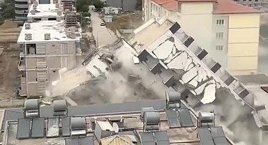7 katlı bina iş makinesinin darbesiyle kağıt gibi yerle bir oldu
