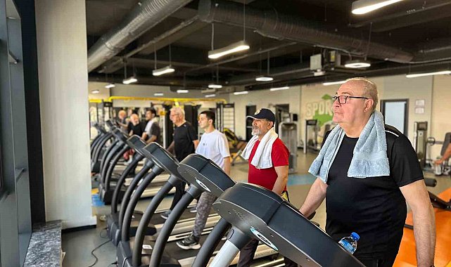 70 yaşındaki ihtiyar delikanlılar sporda gençlere taş çıkartıyor