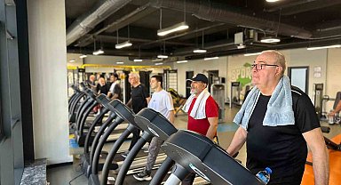 70 yaşındaki ihtiyar delikanlılar sporda gençlere taş çıkartıyor