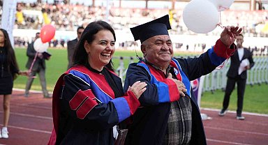 76 yıl sonra gelen mezuniyet: Hayaller üniversite mezuniyet kortejinde gerçek oldu