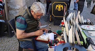 8 asırlık tarihi pirinç tanelerine işliyor