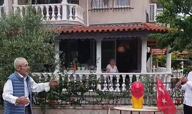 84 yaşındaki vatandaş, Galatasaray'ın şampiyonluğunu davul zurnayla kutladı