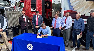 ABD'de kamyon şoförlerine İngilizce şartı getirildi