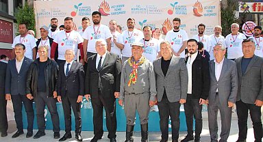 Acı biber yarışında 3 dakikada 398 gram acı biber yedi