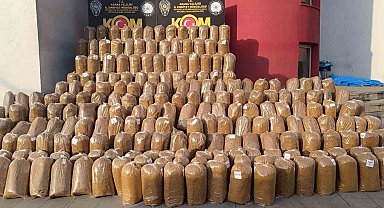 Adana'da 4 araçta 2 ton kaçak tütün ele geçirildi: 6 gözaltı