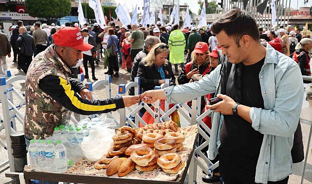 Adana'da işçi bayramı, simitçiler bariyerlerin arkasında çalışmaya devam etti