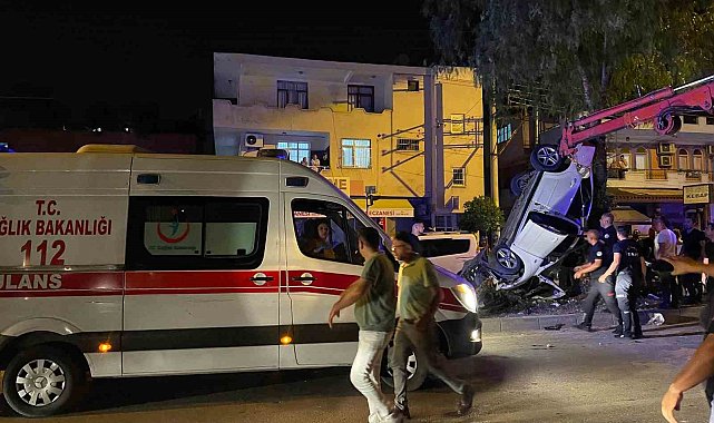 Adana'da kontrolden çıkan otomobil refüjde asılı kaldı: 5 yaralı