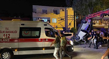 Adana'da kontrolden çıkan otomobil refüjde asılı kaldı: 5 yaralı