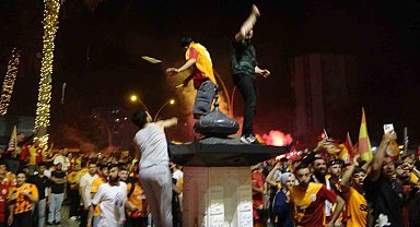 Adana'da şampiyonluk kutlamasında olay: Adana Demirspor taraftarları ile Galatasaraylılar birbirine girdi