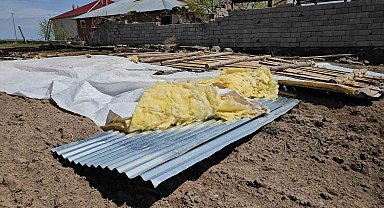 Adilcevaz'da fırtına çatıları uçurdu