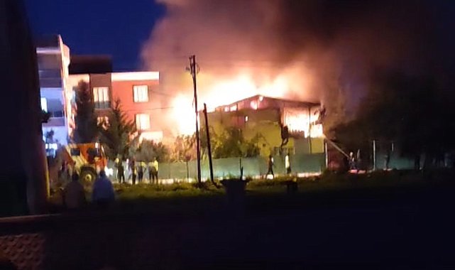 Adıyaman'da 2 katlı ev alev alev yandı