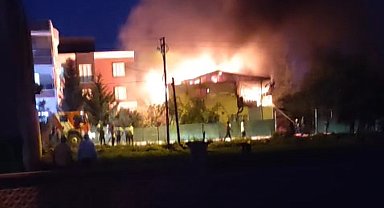 Adıyaman'da 2 katlı ev alev alev yandı