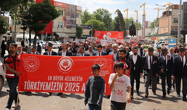 Adıyaman'da yüzlerce kişi 'aile' için yürüdü