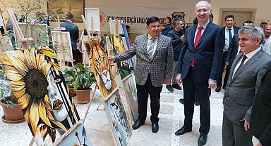 Adliye koridorunda el sanatları sergisi